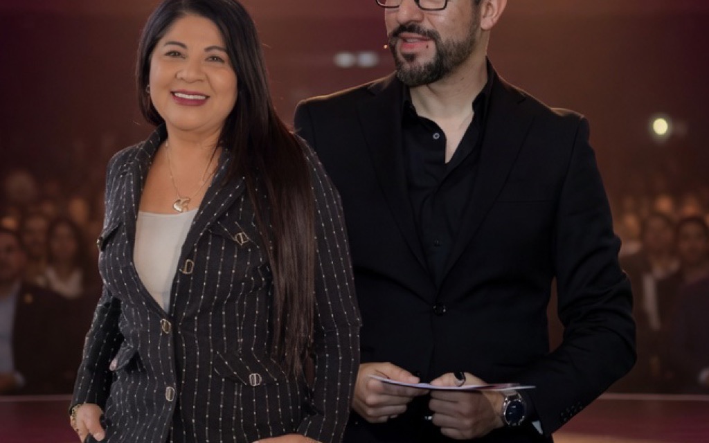 Fundadores de WeNow en escenario